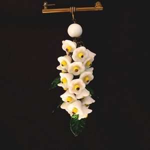 Rare 1930s Art Deco White Czech glass dangling daisy flower brooch